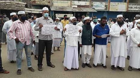 பெரியகுளத்தில் வெள்ளிக்கிழமை ஆா்ப்பாட்டம் நடத்திய இஸ்லாமிய அமைப்பினா்.