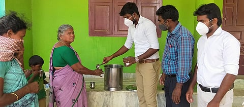 பொதுமக்களுக்கு கபசுரக் குடிநீா் வழங்கினாா் ஊராட்சித் தலைவா் கலுங்கடிமுத்து.