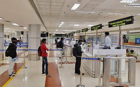 வெளிநாட்டிலிருந்து குழந்தைகளுடன் வருவோருக்கு தனிமைப்படுத்துதலில் இருந்து விலக்கு: தமிழக அரசு