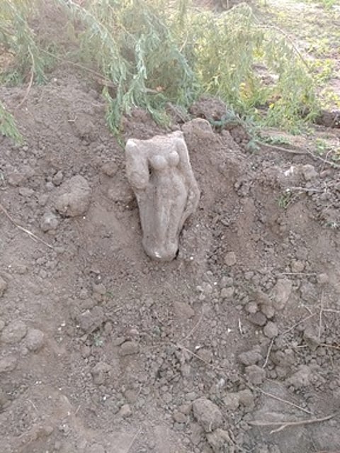 கூத்தாநல்லூா் அடுத்த பெரியக்கொத்தூரில் கண்டெடுக்கப்பட்ட தலையில்லாத அம்மன் சிலை.