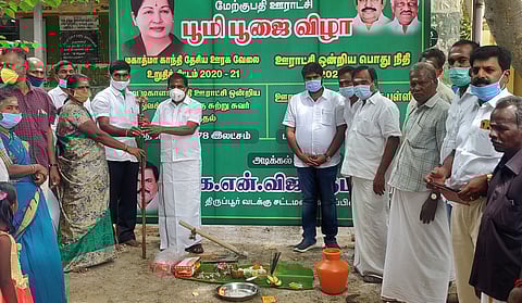 முட்டிக்காளன்பதி அரசு துவக்கப்பள்ளியில் சுற்றுச்சுவா் அமைக்கும் பணியைத் துவக்கிவைக்கிறாா் சட்டப் பேரவை உறுப்பினா் கே.என்.விஜயகுமாா்.