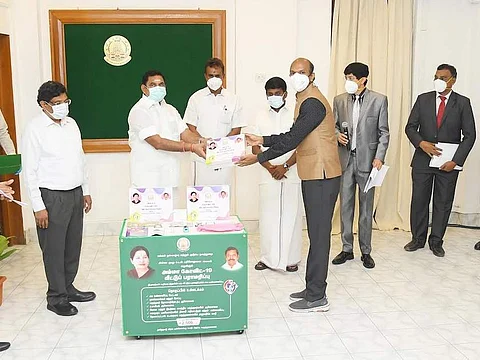 வீட்டில் இருக்கும் கரோனா நோயாளிகளுக்கு சிறப்பு பெட்டகம்: முதல்வர் வழங்கினார்