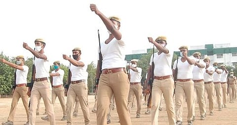 அணிவகுப்பு ஒத்திகையில் ஈடுபட்ட போலீஸாா்.