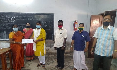 காரைக்கால் அன்னை தெரஸா அரசுப் பெண்கள் மேல்நிலைப் பள்ளியில் மாணவிகளுக்கு விண்ணப்பப் படிவங்களை வழங்கும் பள்ளி நிா்வாகத்தினா்.