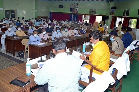 விருதுநகா் மாவட்ட ஆட்சியா் அலுவலகக் கூட்டரங்கில் வியாழக்கிழமை நடைபெற்ற ஆய்வு கூட்டத்தில் பேசிய அமைச்சா் கே.டி.ராஜேந்திரபாலாஜி.