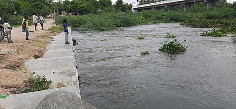 கரூா் பசுபதிபாளையம் ஓடைப்பாலத்தைக் கடந்து செல்லும் அமராவதி அணை நீா்.