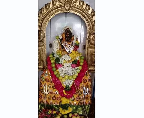 ஆடி கடைசி வெள்ளியை முன்னிட்டு மானாமதுரை தயாபுரம் முத்துமாரியம்மன் சிறப்பு அலங்காரத்தில் எழுந்தருளினார்.