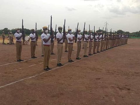 சுதந்திர தின அணிவகுப்பு மரியாதைக்கான ஒத்திகையில் பங்கேற்ற காவல் துறையினா்.