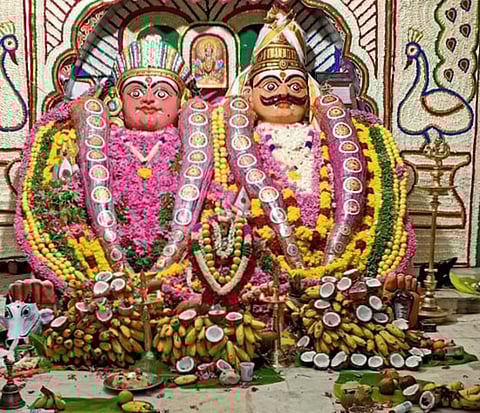 சிறப்பு அலங்காரத்தில் அருள்பாலிகும் சுவாமி-அம்மன்.