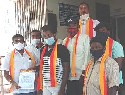 திருச்செந்தூா் கோட்டாட்சியரிடம் அனு அளித்த சமத்துவ மக்கள் கழகத்தினா்.