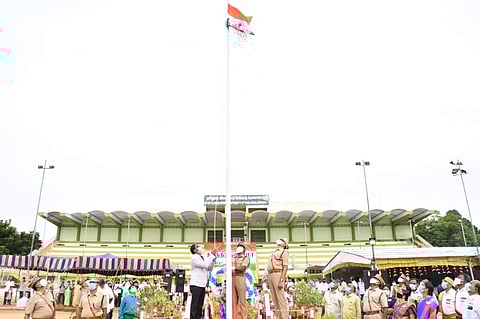 ஈரோட்டில் மாவட்ட ஆட்சியர் தேசியக்கொடி ஏற்றினார்