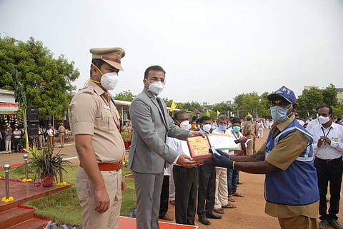 மதுரையில் மாவட்ட ஆட்சியர் தேசியக் கொடியை ஏற்றினார்
