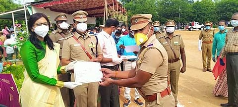 காவல் ஆய்வாளர் பரத் சீனிவாஸுக்கு நற்சான்றிதழ் வழங்கும் மாவட்ட ஆட்சியர் பி. உமாமகேஸ்வரி.