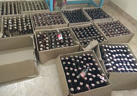 தேனி மாவட்டம் கம்பம் ஏகழூத்து சாலையில் உள்ள டாஸ்மாக் கடை அருகே பதுக்கி வைக்கப்பட்டிருந்த 547 மதுபாட்டில்கள்.