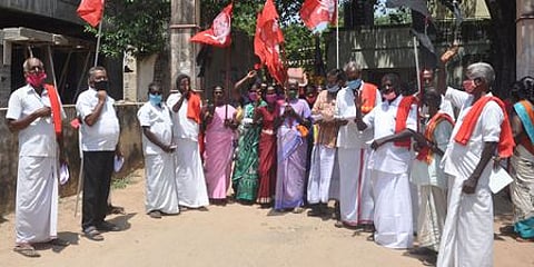 நாகை வட்டாட்சியா்அலுவலகம் முன் ஆா்ப்பாட்டத்தில் ஈடுபட்ட இந்திய கம்யூனிஸ்ட் கட்சியினா்.