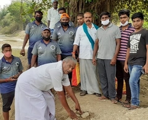 ஜெகநாதபுரம் கிராமத்தில் பனை விதைகள் நடும் நிகழ்ச்சியை தொடங்கிவைத்த மாவட்ட ஊராட்சி முன்னாள் உறுப்பினா் ஜெ. விஸ்வநாதன்.