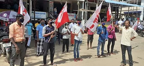 ஆர்ப்பாட்டத்தில் ஈடுபட்ட அனைத்திந்திய இளைஞர் பெருமன்றம் மற்றும் இந்திய மாணவர் சங்கத்தினர்.