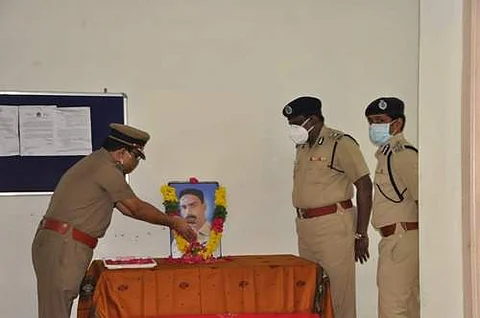 முன்னதாக நெல்லை சரக டிஐஜி அலுவலகத்தில் வைக்கப்பட்டிருந்த காவலர் சுப்பிரமணியன் உருவ படத்திற்கு மலர் தூவி அஞ்சலி செலுத்தினார்.