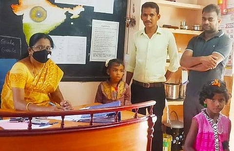 கூகலூர் ஊராட்சி ஒன்றிய நடுநிலைப் பள்ளியில் தலைமை ஆசிரியர் கு.ரமாராணி முன்னிலையில் குழந்தைகளை பள்ளியில் சேர்த்த பெற்றோர்.