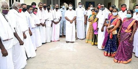 மன்னாா்குடியில் நடைபெற்ற நிகழ்ச்சியில் அமைச்சா் ஆா். காமராஜ் முன்னிலையில் அதிமுகவில் இணைந்தவா்கள்.