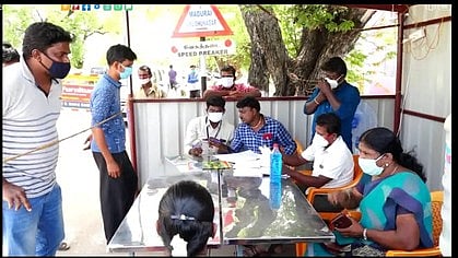 பயணிகளின் விவரங்களை சேகரிக்கும் ஊழியா்கள்.