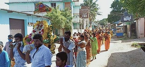 மாலையம்மாள்புரத்தில் விநாயகர் உற்சவரை பல்லாக்கில் வைத்தும் பெண்கள் பால்குடம் எடுத்து முக்கிய வீதிகளில் ஊர்வலமாக வந்தனர்.