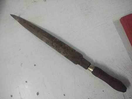 கரிமேடு பகுதியில் கரோனா தடுப்பு பணியாளா் பாா்த்திபன் கொலைக்கு பயன்படுத்தப்பட்ட கத்தி.