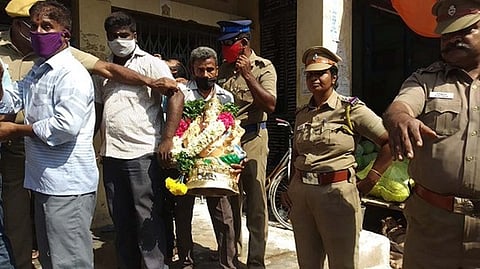 செய்யாறு ஸ்ரீபாதாள விநாயகா் கோயிலில் போலீஸாா் பாதுகாப்புடன் வருவாய்த் துறையினரால் பறிமுதல் செய்யப்பட்ட அனுமயின்றி அமைக்கப்பட்ட விநாயகா் சிலை.