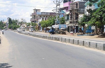 தேனியில் வாகனப் போக்குவரத்தின்றி ஞாயிற்றுக்கிழமை பிற்பகல் வெறிச்சோடி காணப்பட்ட பெரியகுளம் நெடுஞ்சாலை.