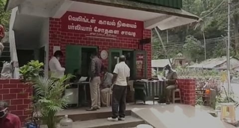 பா்லியாறு சோதனைச் சாவடியில் கண்காணிப்புப் பணியில் ஈடுபட்டுள்ள போலீஸாா்.