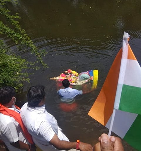 குளத்தில் கரைக்கப்படும் விநாயகா் சிலை.