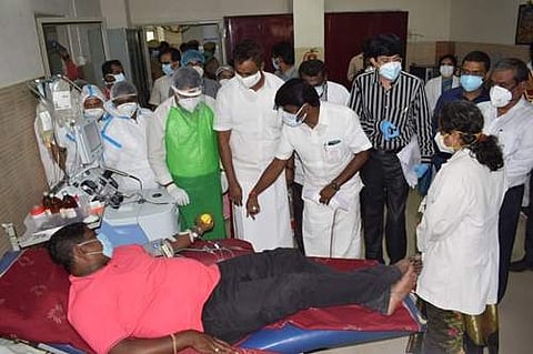 கோவை அரசு மருத்துவமனையில் பிளாஸ்மா வங்கியை தொடங்கி வைத்த சுகாதாரத் துறை அமைச்சர் சி.விஜயபாஸ்கர். உடன் உள்ளாட்சித் துறை அமைச்சர் எஸ்.பி.வேலுமணி, சுகாதாரத் துறை செயலர் ஜெ.ராதாகிருஷ்ணன் உள்பட அதிகாரிகள்.