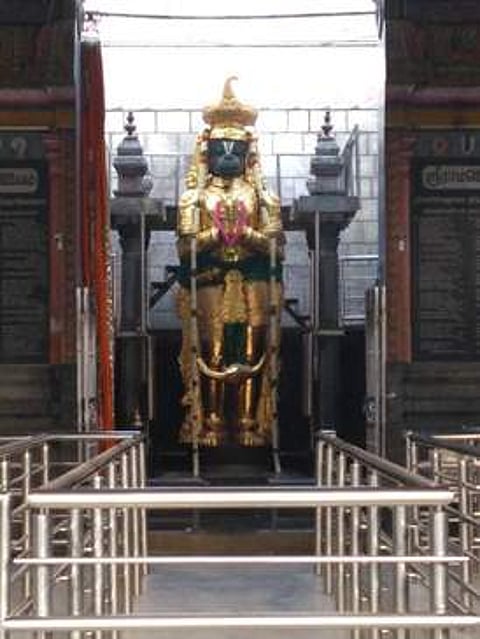 தங்கக் கவச அலங்காரத்தில் பக்தா்களுக்கு அருள்பாலித்த ஆஞ்சநேயா்.