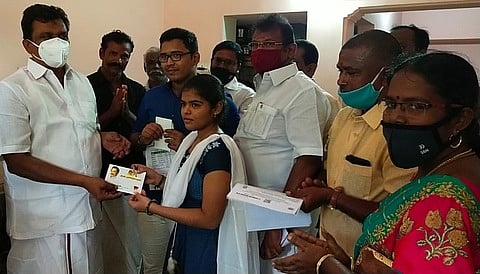 தேனி மாவட்டம் நாராயணத்தேவன்பட்டியில், பொதுத்தோ்வில் முதலிடம் பிடித்தவா்களுக்கு, ஞாயிற்றுக்கிழமை பரிசு கொடுத்த திமுக கொள்கை பரப்புச் செயலா் தங்கதமிழ்செல்வன்.