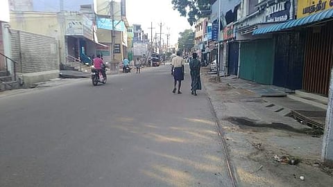 போடியில் தளர்வில்லா பொதுமுடக்கத்தால் வெறிச்சோடி காணப்பட்ட சாலை.