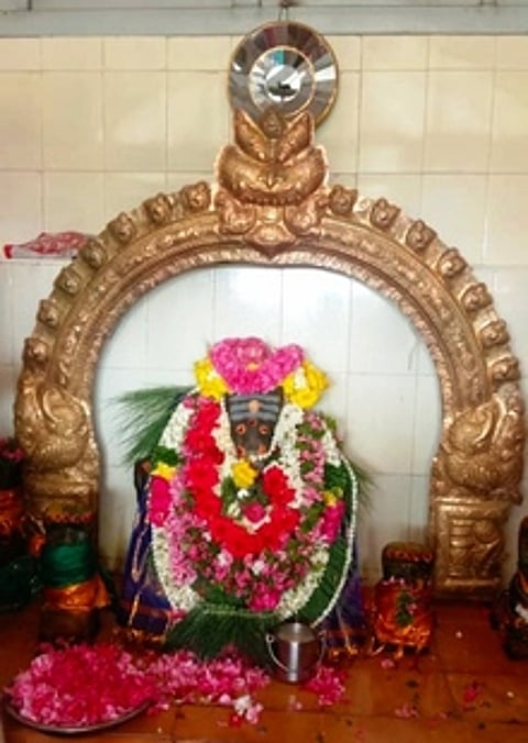 சிறப்பு அலங்காரத்தில் பக்தா்களுக்கு காட்சி தரும் பொன்னமராவதி கோட்டைப்பிள்ளையாா்.