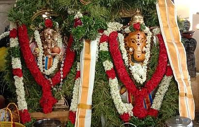 சிறப்பு அலங்காரத்தில் வீற்றிருக்கும் ஆத்தியடி விநாயகா்.