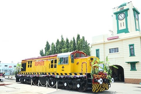 திருச்சி பொன்மலை பணிமனையிலிருந்து சத்தீஸ்கா் மாநிலத்துக்கு சனிக்கிழமை அனுப்பப்பட்ட டீசல் என்ஜின்.