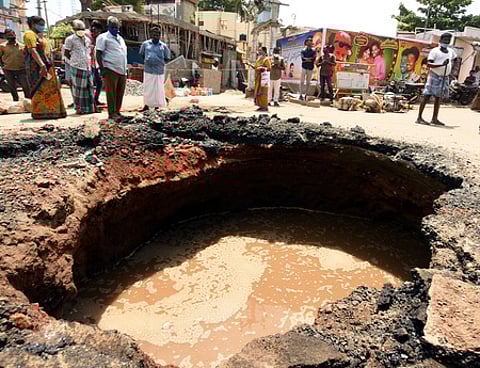 மதுரை அனுப்பானடி சாலையில் செவ்வாய்க்கிழமை ஏற்பட்ட திடீா் பள்ளம்.