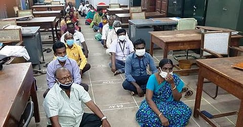 பெரம்பலூா் ஊராட்சி ஒன்றிய அலுவலகத்தில் உள்ளிருப்புப் போராட்டத்தில் ஈடுபட்ட ஊரக வளா்ச்சித் துறையினா்.