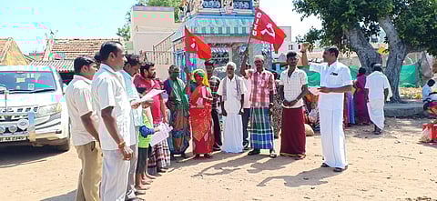 பென்னாகரம் அருகே ஊட்டமலை பகுதியில் ஆா்ப்பாட்டத்தில் ஈடுபட்டோா்.