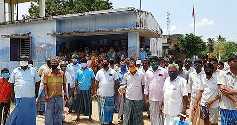 திருமால்பூா் ரேஷன் கடையை முற்றுகையிட்டு போராட்டம் நடத்திய பொதுமக்கள்.