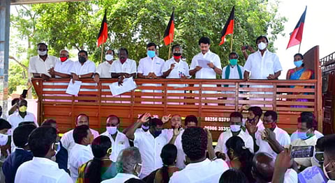 திருவெறும்பூரில் எம்எல்ஏ அன்பில் மகேஷ் பொய்யாமொழி தலைமையில் நடைபெற்ற ஆா்ப்பாட்டம்.