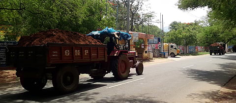 விதிமுறைகளை மீறி அளவுக்கு அதிகமாக டிராக்டரில் கொண்டு செல்லப்படும் கரம்பை மண்.