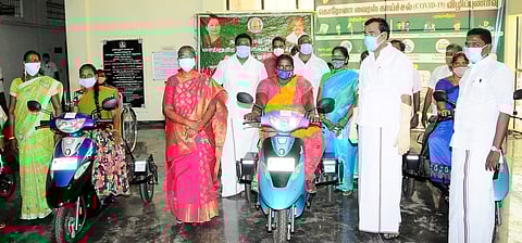 அரியலூரில் நடைபெற்ற நிகழ்ச்சியில் மாற்றுத்திறனாளிகளுக்கு இணைப்பு சக்கரங்கள் பொருத்தப்பட்ட வாகனங்களை வழங்குகிறாா் அரசு தலைமைக் கொறடா தாமரை எஸ். ராஜேந்திரன். உடன், ஆட்சியா் த.ரத்னா.