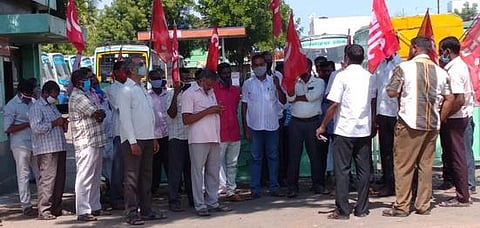 மன்னாா்குடியில் ஆா்ப்பாட்டத்தில் ஈடுபட்ட போக்குவரத்து தொழிலாளா்கள்.