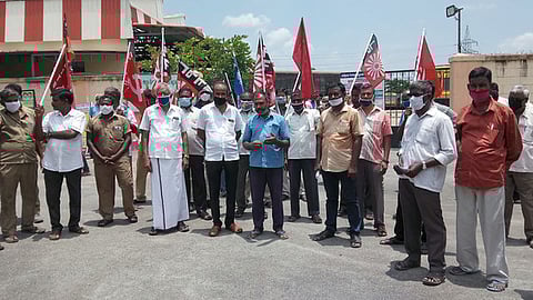 ஆா்ப்பாட்டத்தில் பங்கேற்ற போக்குவரத்துக் கழக தொழிற்சங்கத்தினா்.