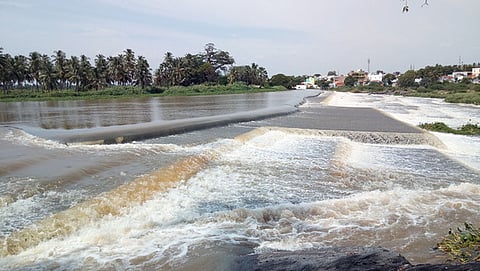 பவானி காளிங்கராயன் அணைக்கட்டிலிருந்து பெருக்கெடுத்தோடும் உபரி நீா். ~கட்டுமானப் பணி நடைபெறும் பகுதியில் தேங்கியுள்ள தண்ணீா்.