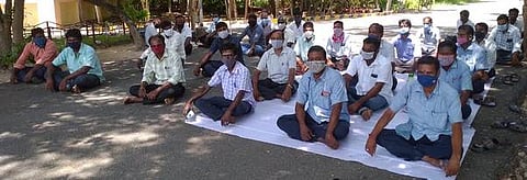 பனங்குடி சிபிசிஎல் நிறுவனத்தில் உள்ளிருப்பு போராட்டத்தில் ஈடுபட்ட ஒப்பந்த தொழிலாளா்கள்.