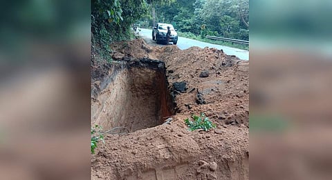 குமுளி சாலையில் அமைக்கப்பட்டு வரும் பாலத்தின் பணிகள்